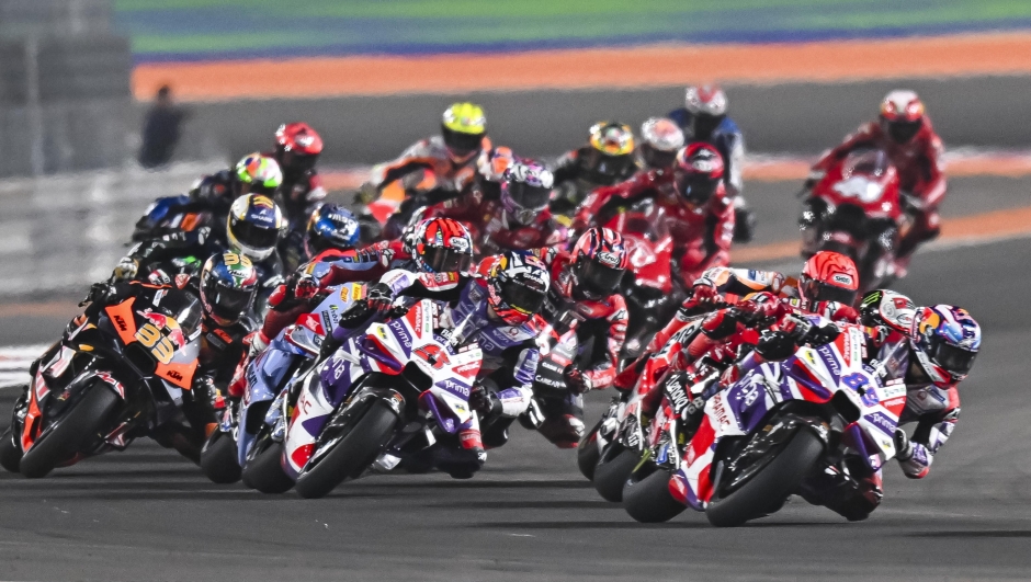 epa10983141 Spanish MotoGP rider Jorge Martin (front) of Prima Pramac Racing leads the pack during the Tissot Sprint race of the Motorcycling Grand Prix of Qatar at the Losail International Circuit in Doha, Qatar, 18 November 2023.  EPA/NOUSHAD THEKKAYIL