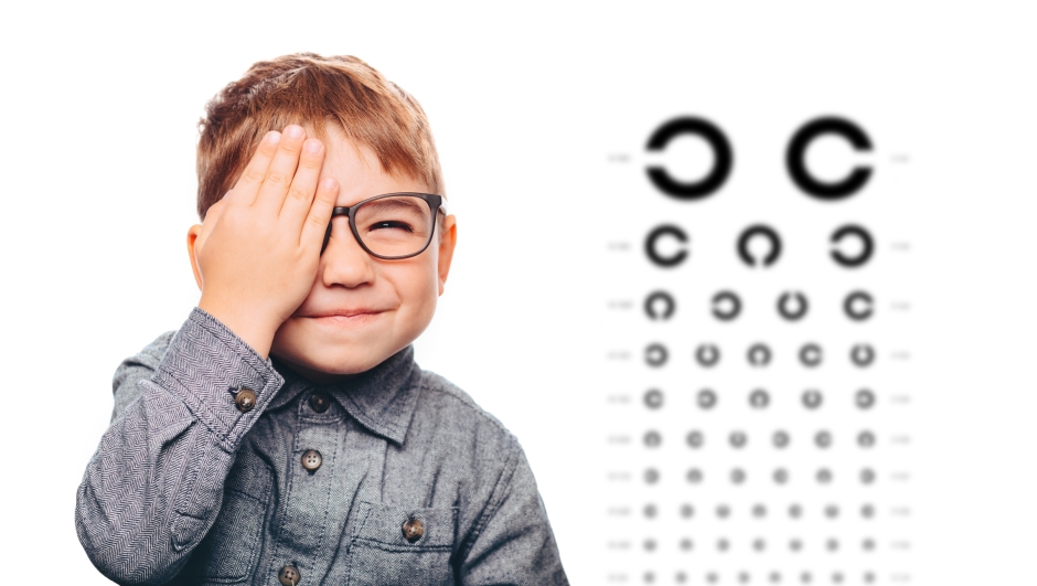 8 segnali che tuo figlio potrebbe aver bisogno di occhiali