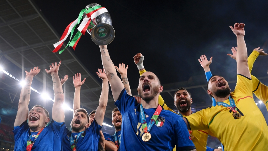 LONDON, ENGLAND - JULY 11: Leonardo Bonucci (c) of Italy celebrates with the European Championship Trophy whilst celebrating with the fans during the UEFA Euro 2020 Championship Final between Italy and England at Wembley Stadium on July 11, 2021 in London, England. (Photo by Laurence Griffiths/Getty Images)