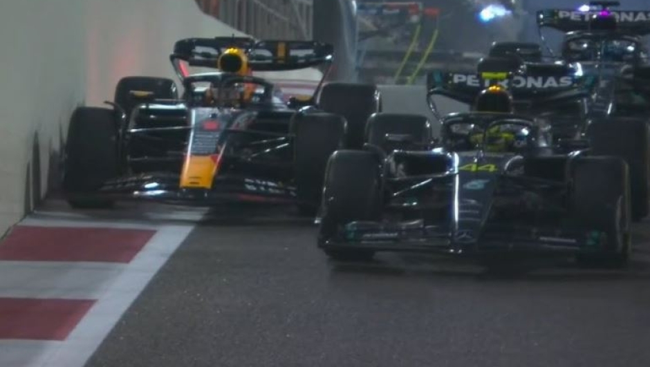 Max Verstappen supera nell'uscita della corsia box i due piloti Mercedes