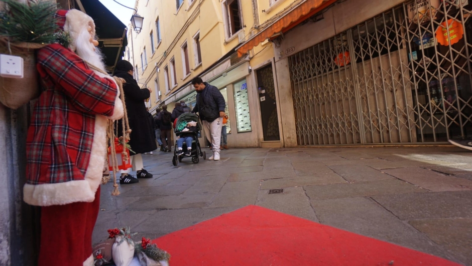 Il luogo dove un uomo è stato ucciso la notte scorsa in centro storico a Venezia, 26 novembre 2023. ANSA/ANDREA MEROLA