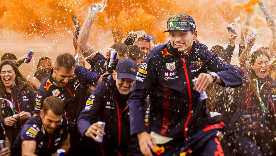 epa10997209 Dutch driver Max Verstappen of Red Bull Racing celebrates with the team after winning the Formula 1 Dutch Grand Prix at Circuit Zandvoort, in Zandvoort, Netherlands, 27 August 2023.  EPA/Remko de Waal