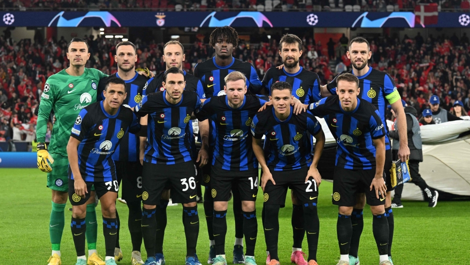 Inter Milan's players pose before the  UEFA Champions League first round group D football match between SL Benfica and FC Inter Milan at the Luz stadium in Lisbon on November 29, 2023. (Photo by PATRICIA DE MELO MOREIRA / AFP)