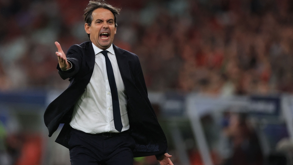 Inter Milan's Italian coach Simone Inzaghi reacts  during the UEFA Champions League first round group D football match between SL Benfica and FC Inter Milan at the Luz stadium in Lisbon on November 29, 2023. (Photo by PATRICIA DE MELO MOREIRA / AFP)