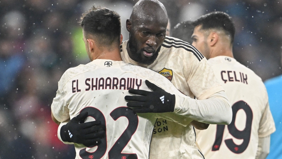Roma's Belgian midfielder #90 Romelu Lukaku (C) celebrates with team mates after scoring his team's first goal during the UEFA Europa League Group G football match between Servette FC and AS Roma at the Stade de Geneve in Geneva on November 30, 2023. (Photo by Fabrice COFFRINI / AFP)