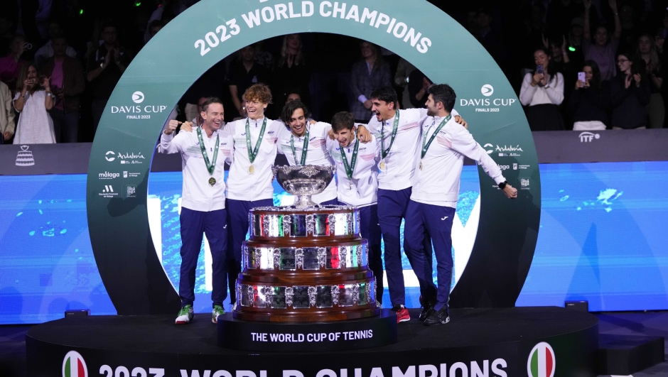 The Italian Davis Cup team celebrate with the trophy after defeating Australia during the Davis Cup final tennis matches in Malaga, Spain, Sunday, Nov. 26, 2023. Italy are the 2023 World Champions Davis Cup winners. (AP Photo/Manu Fernandez)