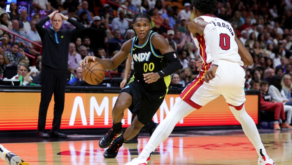 MIAMI, FLORIDA - DECEMBER 02: Bennedict Mathurin #00 of the Indiana Pacers drives against Josh Richardson #0 of the Miami Heat during the fourth quarter of the game at Kaseya Center on December 02, 2023 in Miami, Florida. NOTE TO USER: User expressly acknowledges and agrees that, by downloading and or using this photograph, User is consenting to the terms and conditions of the Getty Images License Agreement.   Megan Briggs/Getty Images/AFP (Photo by Megan Briggs / GETTY IMAGES NORTH AMERICA / Getty Images via AFP)