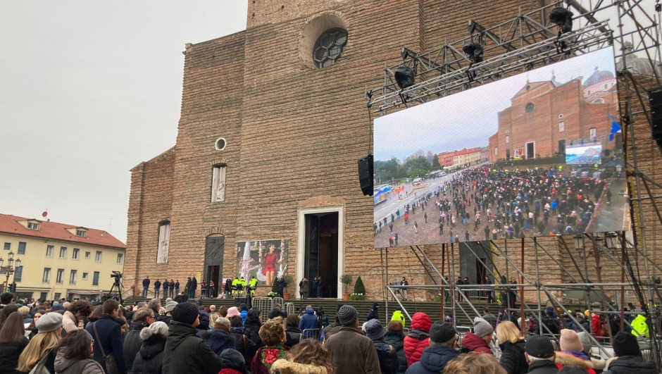 Persone fuori dalla chiesa di Santa Giustina, dove verranno celebrati i funerali di Giulia Cecchettin, 5 dicembre 2023. ANSA/MARCO ALBERTINI
