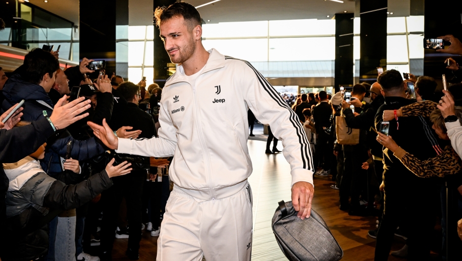 TURIN, ITALY - NOVEMBER 11: Federico Gatti of Juventus arrives at the stadium and greets the fans prior to the Serie A TIM match between Juventus and Cagliari Calcio at Allianz Stadium on November 11, 2023 in Turin, Italy. (Photo by Daniele Badolato - Juventus FC/Juventus FC via Getty Images)