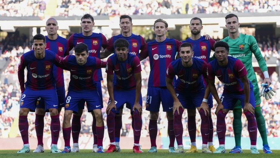 Barcelona players pose ahead of the Spanish La Liga soccer match between Rayo Vallecano and Barcelona at the Vallecas stadium in Madrid, Spain, Saturday, Nov. 25, 2023. (AP Photo/Jose Breton)