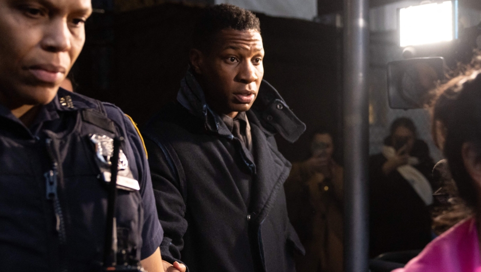 TOPSHOT - US actor Jonathan Majors (C) leaves a courtroom after being found guilty of assault and harassment of his former girlfriend, at the Manhattan criminal courts in New York City on December 18, 2023. Rising Hollywood star Jonathan Majors was convicted on December 18, 2023 of assaulting and harassing his ex-girlfriend Grace Jabbari, prompting Marvel to drop him from a prime role in its superhero blockbusters. (Photo by Yuki IWAMURA / AFP)