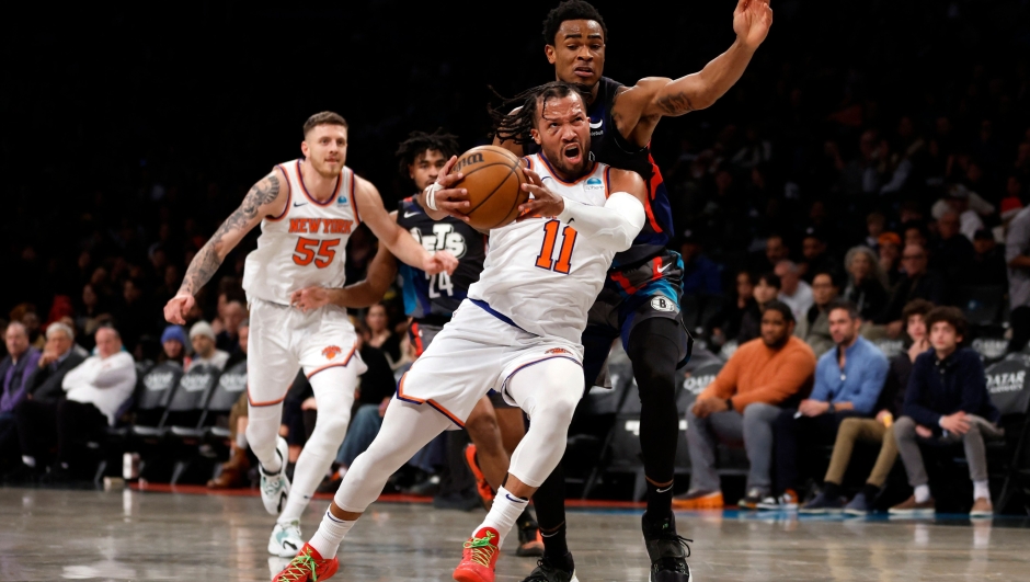 NEW YORK, NEW YORK - DECEMBER 20: Jalen Brunson #11 of the New York Knicks dribbles as Nic Claxton #33 of the Brooklyn Nets defends during the second half at Barclays Center on December 20, 2023 in the Brooklyn borough of New York City. The Knicks won 121-102. NOTE TO USER: User expressly acknowledges and agrees that, by downloading and/or using this Photograph, user is consenting to the terms and conditions of the Getty Images License Agreement.   Sarah Stier/Getty Images/AFP (Photo by Sarah Stier / GETTY IMAGES NORTH AMERICA / Getty Images via AFP)