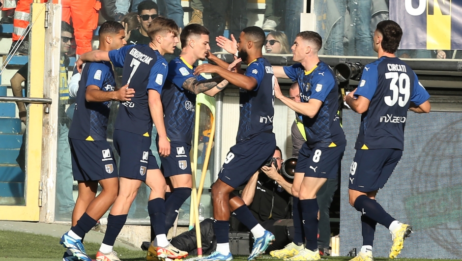 Foto Gianni Santandrea/LaPresse  23 Dicembre  2023 Parma, Italia - sport, calcio - Parma vs  Ternana  - Campionato di calcio Serie BKT 2023/2024 - Stadio Tardini  Nella foto:  esultanza Man

December 23, 2023 Parma , Italy - sport, soccer - Parma vs Ternana - Italian Football Championship League BKT 2023/2024 - Tardini stadium In the Pic:  exultation Man