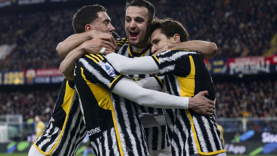 STADIO LUIGI FERRARIS, GENOA, ITALY - 2023/12/15: Federico Chiesa (R) of Juventus FC celebrates with teammates after scoring the opening goal from a penalty kick during the Serie A football match between Genoa CFC and Juventus FC. The match ended 1-1 tie. (Photo by Nicolò Campo/LightRocket via Getty Images)
