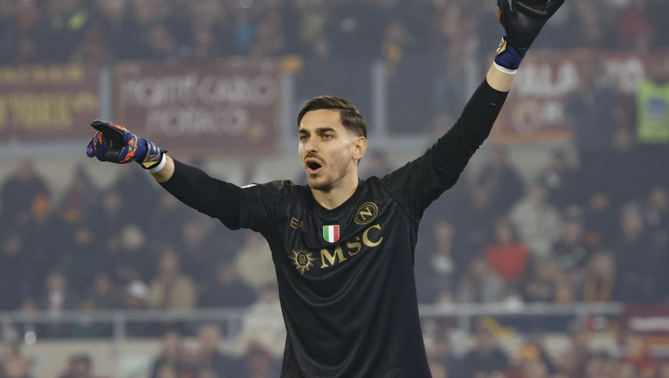 Napoli's Alex Meret during the Italian Serie A soccer match between AS Roma and SSC Napoli at the Olimpico stadium in Rome, Italy, 23 December 2023. ANSA/FABIO FRUSTACI