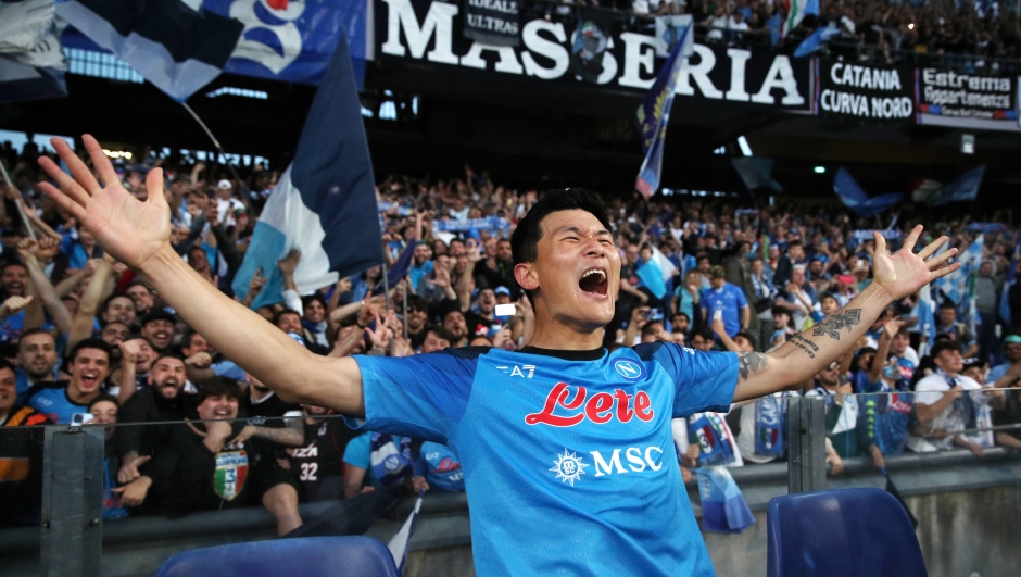 NAPLES, ITALY - MAY 07: Kim Min-Jae of SSC Napoli celebrates victory after the Serie A match between SSC Napoli and ACF Fiorentina at Stadio Diego Armando Maradona on May 07, 2023 in Naples, Italy. (Photo by Francesco Pecoraro/Getty Images)