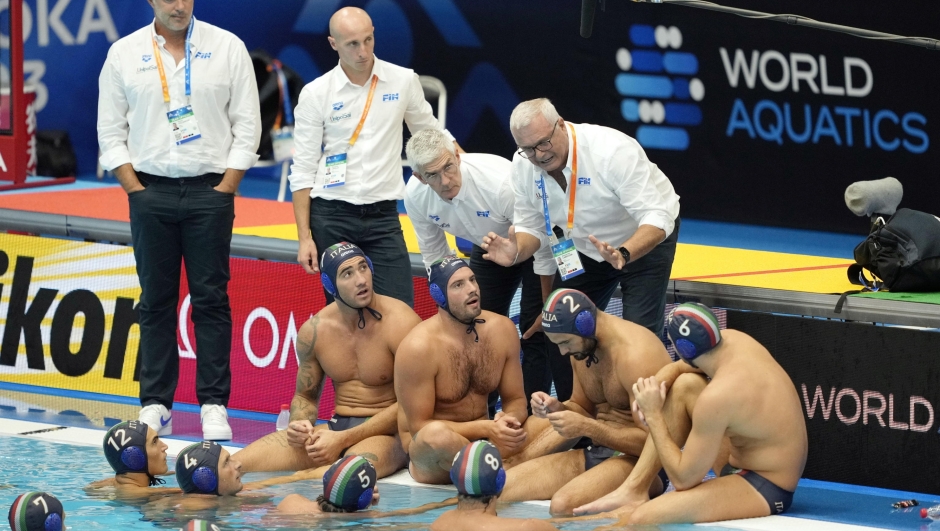 epa10750918 Italyâ??s head coach Alessandro Campagna (R) leads his players at the Men's Water Polo preliminary round match between France and Italy during the World Aquatics Championships 2023 in Fukuoka, Japan, 17 July 2023. Italy won the match.  EPA/FRANCK ROBICHON