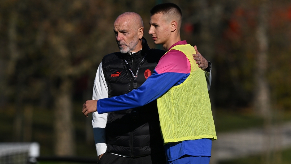 CAIRATE, ITALY - NOVEMBER 26: Head coach AC Milan Stefano Pioli and Francesco Camarda of AC Milan chat during a training session at Milanello on November 26, 2023 in Cairate, Italy. (Photo by Claudio Villa/AC Milan via Getty Images)
