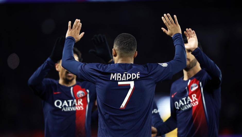 epa11039380 Paris Saint Germain's Kylian Mbappe celebrates after scoring the 3-1 goal during the French Ligue 1 soccer match between PSG and FC Metz in Paris, France, 20 December 2023.  EPA/YOAN VALAT