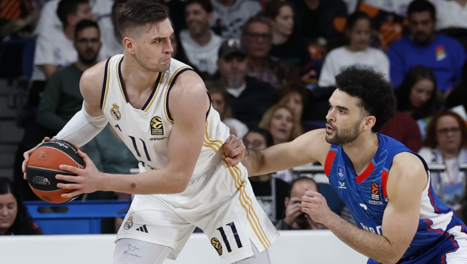 epa11059630 Real Madrid's Mario Hezonja (L) in action against Efes' Bryant Elijah (R) during the Euroleague basketball match between Real Madrid and Anadolu Efes, in Madrid, Spain, 05 January 2024.  EPA/Javier Lizon