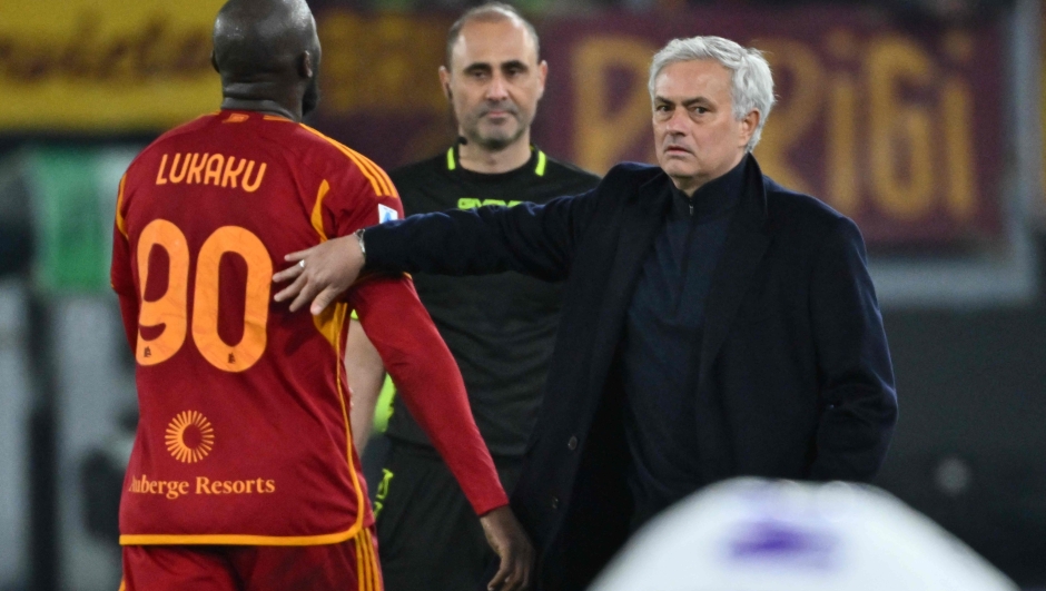 Roma's Belgian midfielder #90 Romelu Lukaku walks past as Roma's Portuguese coach Jose Mourinho as he leaves the pitch on a red card during the Italian Serie A football match between AS Roma and Fiorentina on December 10, 2023 at the Olympic stadium in Rome. (Photo by Alberto PIZZOLI / AFP)