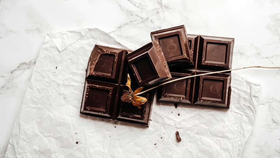 Cioccolato fondente: si può mangiare la sera?