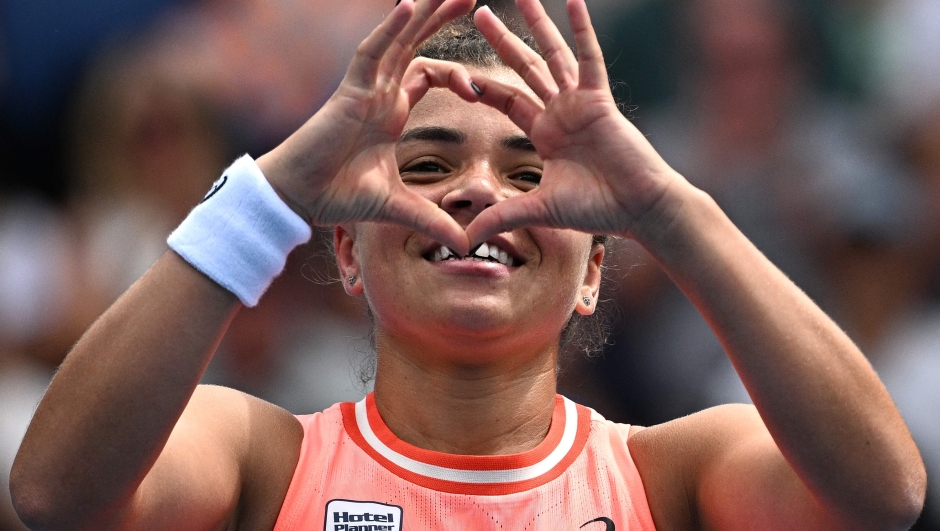 TOPSHOT - Italy's Jasmine Paolini celebrates victory against Russia's Anna Blinkova during their women's singles match on day seven of the Australian Open tennis tournament in Melbourne on January 20, 2024. (Photo by Anthony WALLACE / AFP) / -- IMAGE RESTRICTED TO EDITORIAL USE - STRICTLY NO COMMERCIAL USE --