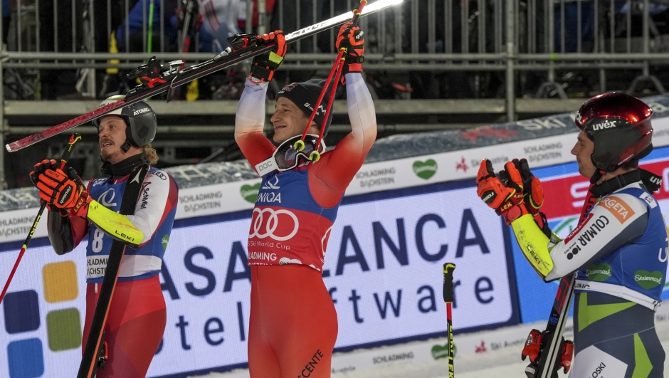 Switzerland's Marco Odermatt, center, winner of an alpine ski, men's World Cup giant slalom, poses with second placed Austria's Manuel Feller, left, and third placed Slovenia's Zan Kranjec in Schladming, Austria, Tuesday, Jan. 23, 2024. (AP Photo/Giovanni Auletta)