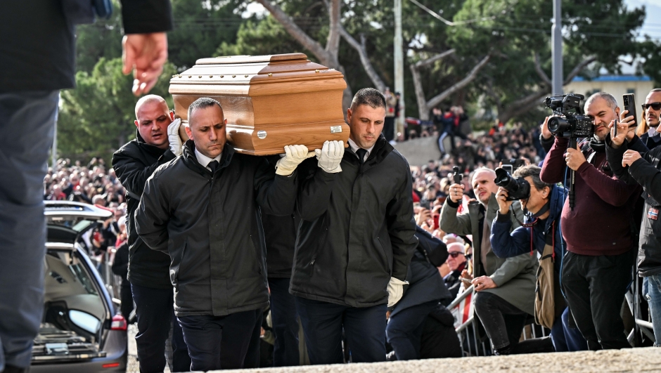 Ingresso della bara in chiesa, Gigi Riva’s coffin entering church