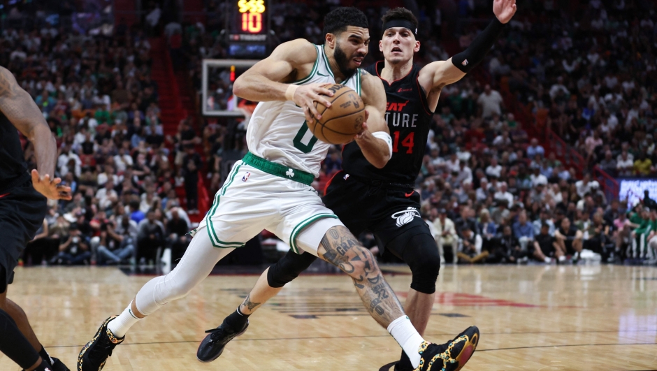 MIAMI, FLORIDA - JANUARY 25: Jayson Tatum #0 of the Boston Celtics drives against Tyler Herro #14 of the Miami Heat during the third quarter of the game at Kaseya Center on January 25, 2024 in Miami, Florida. NOTE TO USER: User expressly acknowledges and agrees that, by downloading and or using this photograph, User is consenting to the terms and conditions of the Getty Images License Agreement.   Megan Briggs/Getty Images/AFP (Photo by Megan Briggs / GETTY IMAGES NORTH AMERICA / Getty Images via AFP)