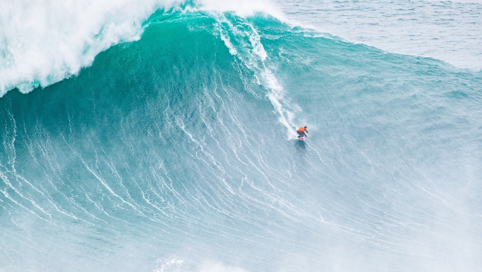 Rafael Tapia in azione al Tudor Nazaré Big Wave Challenge. Foto di Damien Poullenot/World Surf League