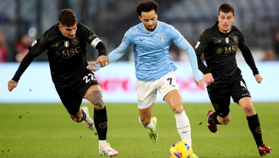 ROME, ITALY - JANUARY 28: Felipe Anderson of SS Lazio runs with the ball whilst under pressure from Giovanni Di Lorenzo and Diego Demme of SSC Napoli during the Serie A TIM match between SS Lazio and SSC Napoli - Serie A TIM  at Stadio Olimpico on January 28, 2024 in Rome, Italy. (Photo by Paolo Bruno/Getty Images)