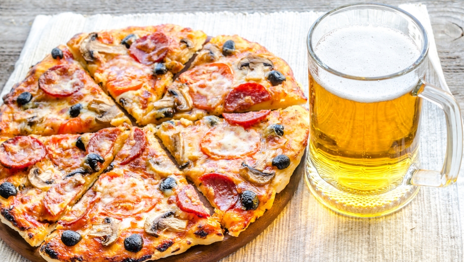 Pizza e birra a dieta si possono mangiare