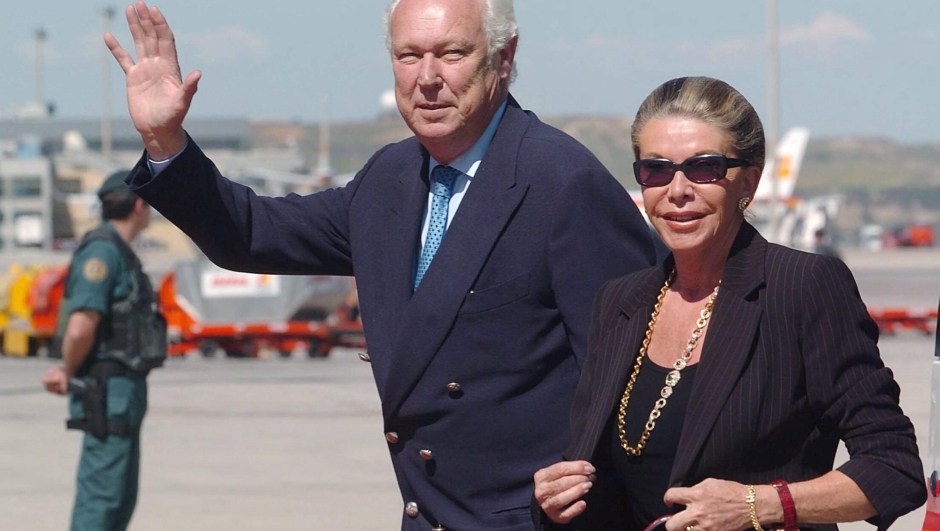 SPAGNA: MATRIMONIO FELIPE, ARRIVO VITTORIO EMANUELE DI SAVOIA  -  Prince Victor Manuel of Saboya (L) and his wife Marina Doria, arrive at Barajas Airport, in Madrid, Thursday 20 May 2004, to attend the royal wedding of Spanish Prince Crown Felipe and his fiancee Letizia Ortiz, next Saturday 22 May.   ANSA /GUSTAVO CUEVAS DEF