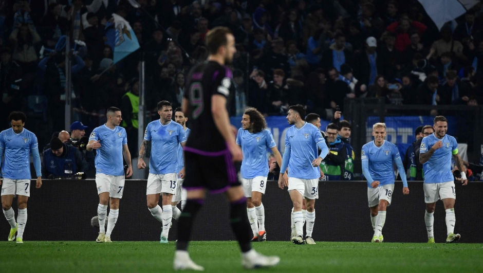 Lazio's players celebrates after scoring a penalty during the UEFA Champions League last 16 first leg between Lazio and Bayern Munich at the Olympic stadium on February 14, 2024 in Rome. (Photo by Filippo MONTEFORTE / AFP)