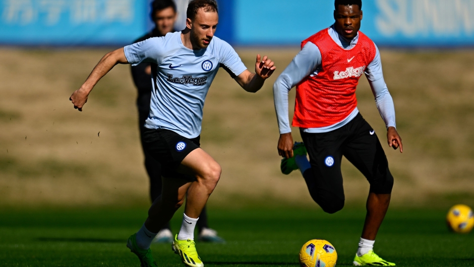 COMO, ITALY - FEBRUARY 14: Carlos Augusto of FC Internazionale, Denzel Dumfries of FC Internazionale in action during the FC Internazionale training session at the club's training ground Suning Training Center on February 14, 2024 in Como, Italy. (Photo by Mattia Ozbot - Inter/Inter via Getty Images)