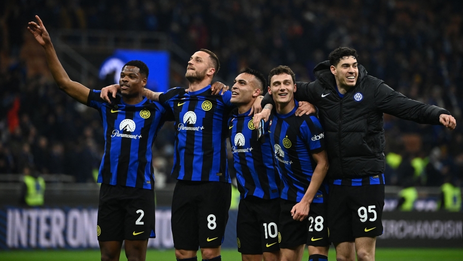 (From L) Inter Milan's Dutch defender #02 Denzel Dumfries, Inter Milan's Austrian forward #08 Marko Arnautovi?, Inter Milan's Argentine forward #10 Lautaro Martinez, Inter Milan's French defender #28 Benjamin Pavard and Inter Milan's Italian defender #95 Alessandro Bastoni celebrate their team's 1-0 victory after winning the Serie A football match between Inter Milan and Juventus at the San Siro stadium in Milan, on February 4, 2024. (Photo by Isabella BONOTTO / AFP)