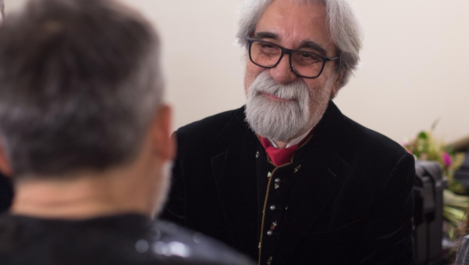 Beppe Vessicchio nel backstage della quarta del Festival di Sanremo, 10 febbraio 2024. ANSA/UFFICIO STAMPA RAI RADIO2 +++ ANSA PROVIDES ACCESS TO THIS HANDOUT PHOTO TO BE USED SOLELY TO ILLUSTRATE NEWS REPORTING OR COMMENTARY ON THE FACTS OR EVENTS DEPICTED IN THIS IMAGE; NO ARCHIVING; NO LICENSING +++ NPK +++