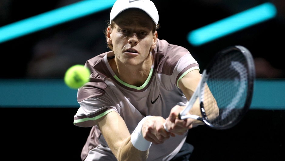 ROTTERDAM, NETHERLANDS - FEBRUARY 16:  Jannik Sinner of Italy returns a backhand in his match against Milos Raonic of Canada during day 5 of the ABN AMRO Open at Rotterdam Ahoy on February 16, 2024 in Rotterdam, Netherlands. (Photo by Dean Mouhtaropoulos/Getty Images)