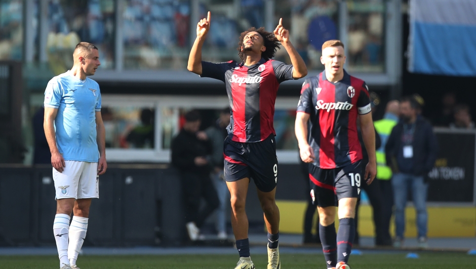 ROME, ITALY - FEBRUARY 18: Joshua Zirkzee of Bologna FC celebrates scoring his team's second goal during the Serie A TIM match between SS Lazio and Bologna FC at Stadio Olimpico on February 18, 2024 in Rome, Italy. (Photo by Paolo Bruno/Getty Images)