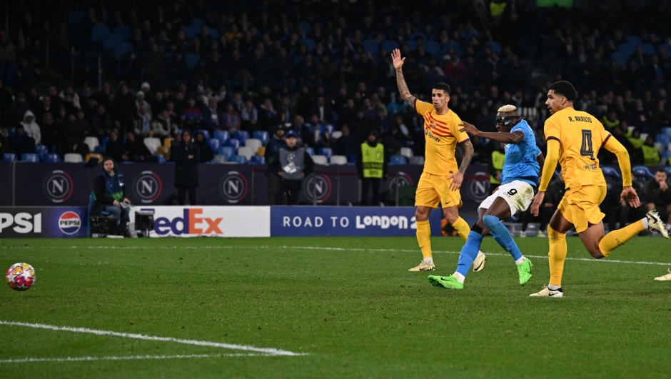 Napoli?s forward Victor Osimhen  scores the goal    during the UEFA Champions League Round of 16, 1st leg soccer match SSC Napoli vs FC Barcelona at ' Diego Armando Maradona' stadium in Naples Italy, 21 February 2024. ANSA / CIRO FUSCO