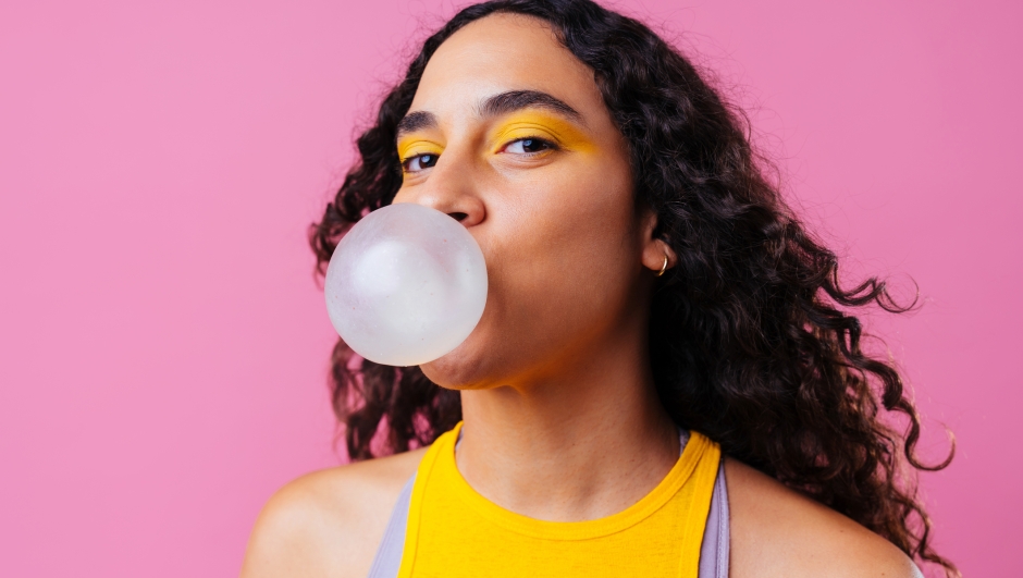 Perché chewing gum e caramelle gonfiano la pancia?