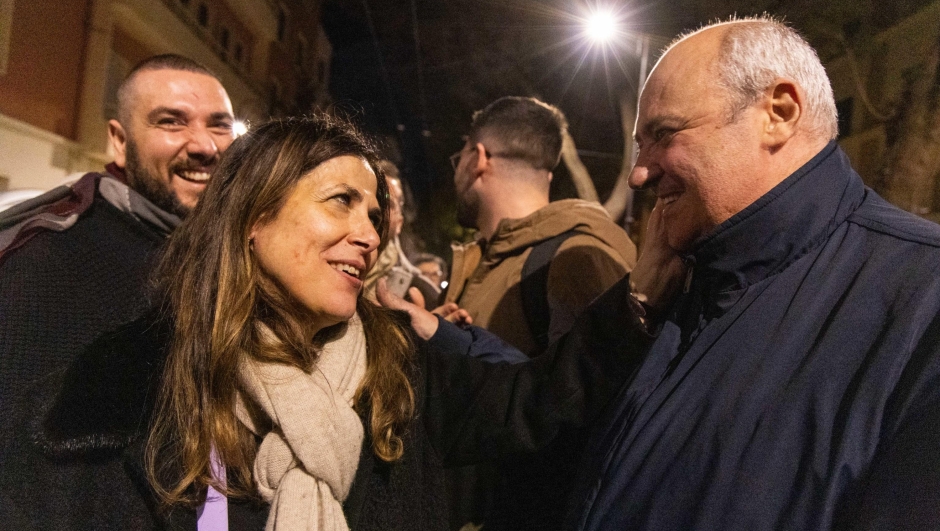 Alessandra Todde festeggia tra i suoi sostenitori la vittoria alle elezioni Regionali in Sardegna, Cagliari, 27 Febbraio 2024. ANSA / Fabio Murru