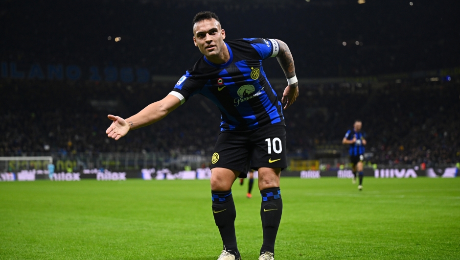 MILAN, ITALY - FEBRUARY 28: Lautaro Martinez of FC Internazionale celebrates after scoring their team's second goal during the Serie A TIM match between FC Internazionale and Atalanta BC - Serie A TIM  at Stadio Giuseppe Meazza on February 28, 2024 in Milan, Italy. (Photo by Mattia Ozbot - Inter/Inter via Getty Images)