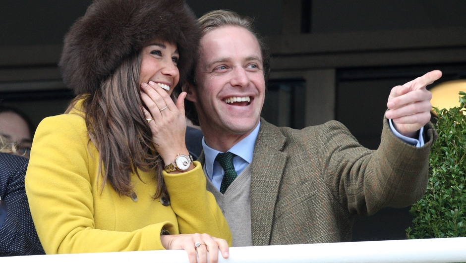 28. February 2024: The husband of Lady Gabriella Windsor died suddenly at the age of 45 on Sunday. Kingston was the son-in-law of Princess and Prince Michael of Kent, a cousin of late Queen Elizabeth I. CHELTENHAM, ENGLAND - MARCH 14:  Pippa Middleton and friend Tom Kingston watch the Queens Mother Champion Steeple Chase on day 3 of the Cheltenham Festival at Cheltenham Racecourse on March 14, 2013 in Cheltenham, England.  (Photo by Danny Martindale/Getty Images)
