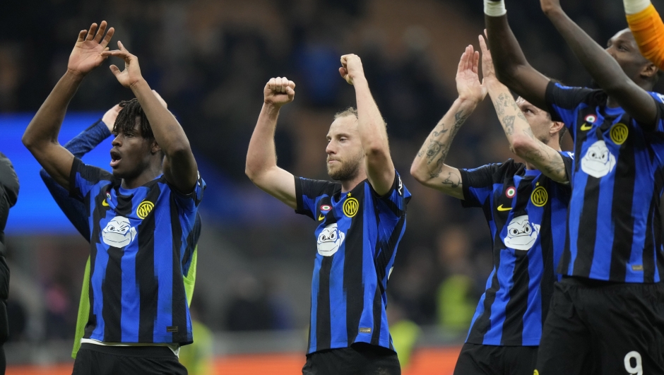 Inter Milan players celebrate after the end of the Serie A soccer match between Inter Milan and Genoa at the San Siro stadium in Milan, Italy, Monday, March 4, 2024. (AP Photo/Luca Bruno)