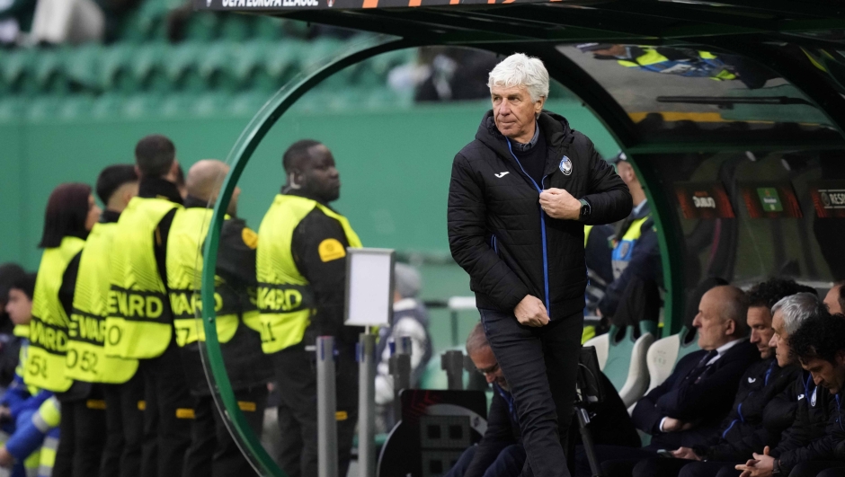 Atalanta's head coach Gian Piero Gasperini watches his team during the Europa League round of sixteen, first leg, soccer match between Sporting CP and Atalanta at the Alvalade stadium in Lisbon, Wednesday, March 6, 2024. (AP Photo/Armando Franca)