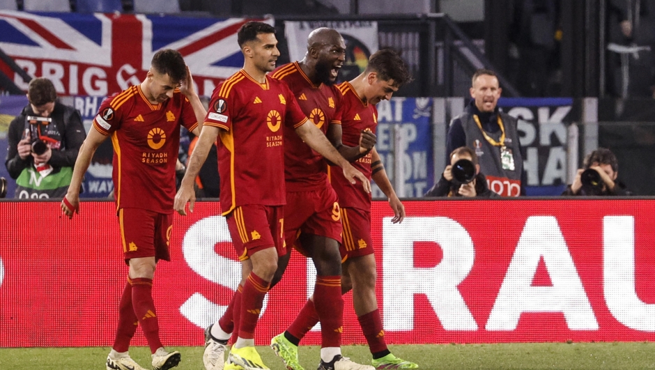 AS Roma's Romelu Lukaku (C) celebrates with teammates after scoring during the UEFA Europa League round of sixteen first leg soccer match between AS Roma and Brighton and Hove Albion at the Olimpico stadium in Rome, Italy, 7 March 2024. ANSA/FABIO FRUSTACI