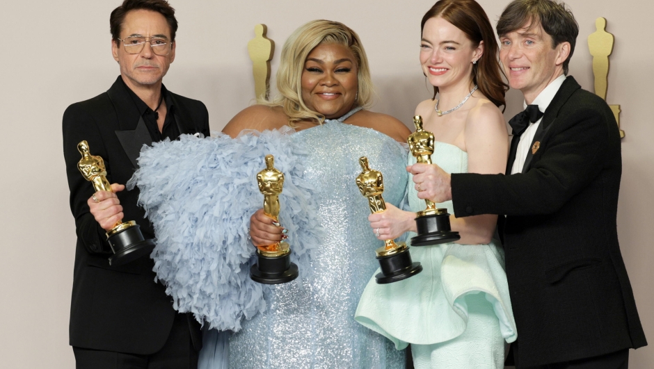 epa11213529 (L-R) Robert Downey Jr., Best Supporting Actor winner; Da'Vine Joy Randolph, Best Supporting Actress winner; Emma Stone, Best Actress winner; and Cillian Murphy, Best Actor winner, hold up their Oscars in the press room during the 96th annual Academy Awards ceremony at the Dolby Theatre in the Hollywood neighborhood of Los Angeles, California, USA, 10 March 2024. The Oscars are presented for outstanding individual or collective efforts in filmmaking in 23 categories.  EPA/ALLISON DINNER