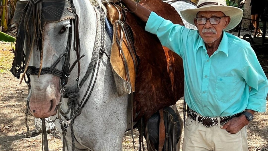 A 102 anni è ancora un provetto cowboy: i segreti di longevità di Ramiro Guadamuz Chavarria